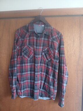 Uniqlo Mens Button-Up Long-Sleeve Shirt - Medium - Red and Gray Plaid Flannel